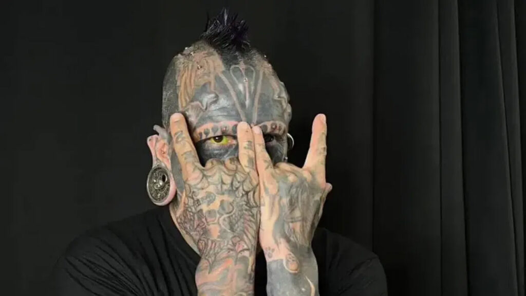 Pria Uruguay Obses Jadi ‘Demon’, Habiskan Puluhan Juta untuk Implan Ular di Lengan