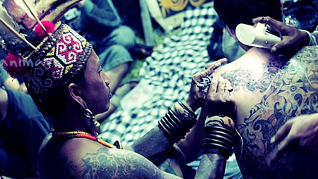 Tradisi Tato Dayak Kayaan: Lambang Derajat dan Cahaya Menuju Alam Kekal