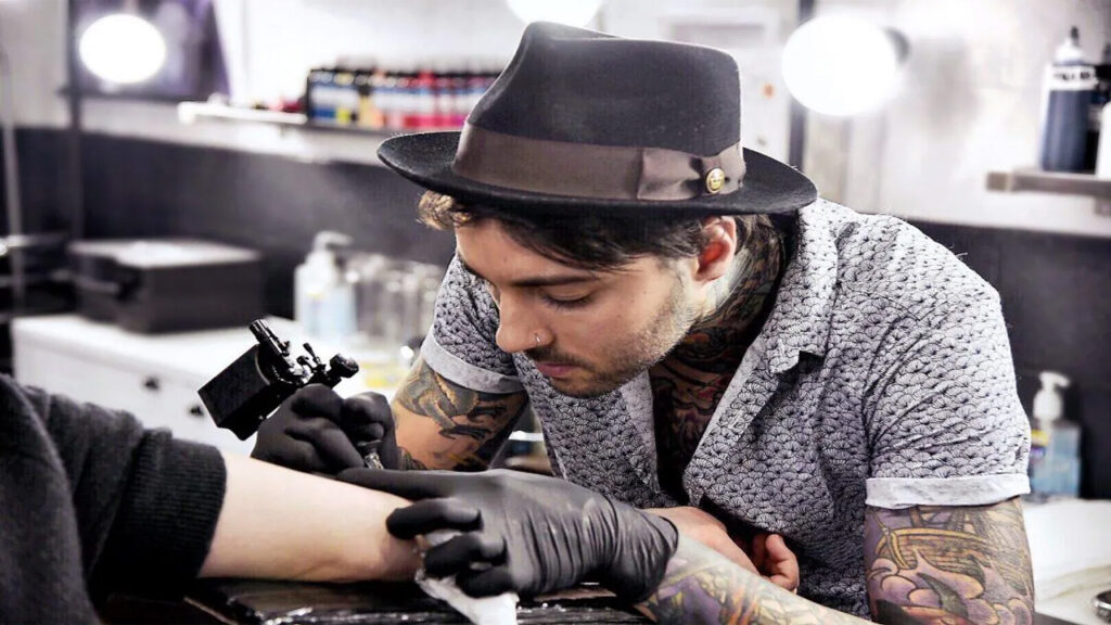 Romeo Lacoste, Seniman Tato Populer yang Disebut Mengubah Standar Estetika Body Art Modern