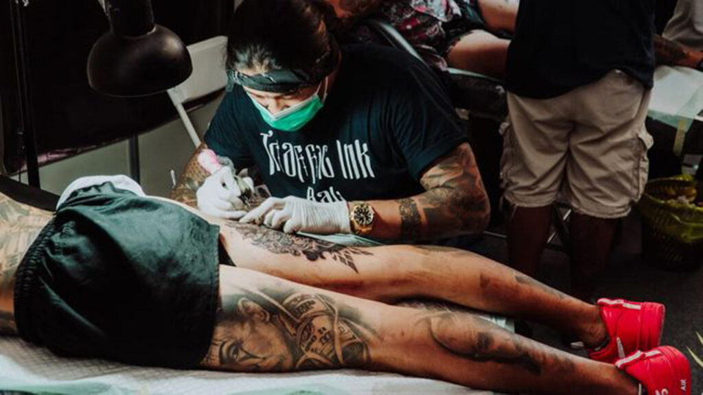 Carol Mayorga: Seniman Tato dengan Gaya Ornamental dan Naratif